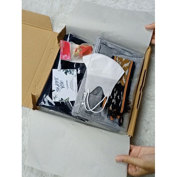 

Hampers Lebaran Parsel Cowo Estetik Gift Box Kaos Hadiah Kado Suami