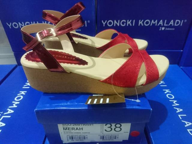 Sandal Yongki Komaladi size 39 MERAH