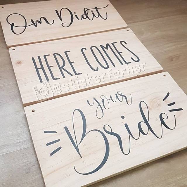 

Stiker Custom Decal Here Comes Your Bride untuk Papan Wedding