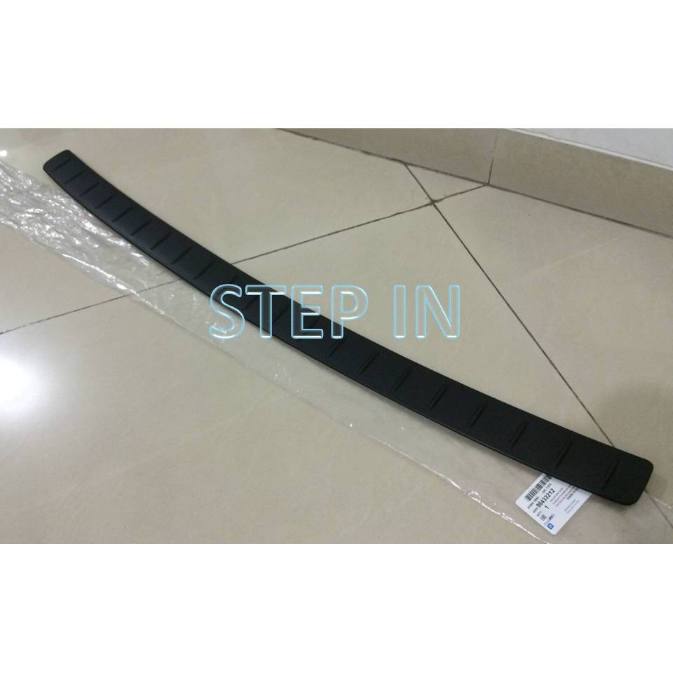 SCUFF PLATE RR HITAM tatakan Karet Bagasi Chevrolet Captiva Orisinil Baru Standard GM scuplate scufp