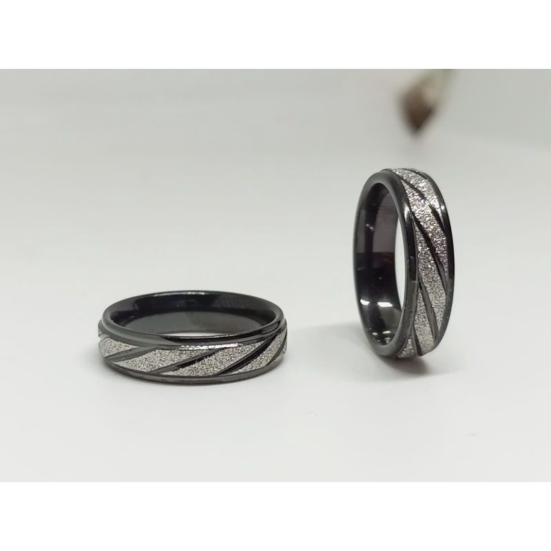 Cincin TITANIUM hitam grade A/cincin couple/cincin wanita-pria/cincin terlaris/promo cincin couple-Pasir hitam putih