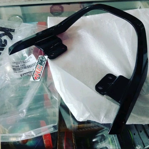 P1006-Z300 BEGEL BEHEL JOK GRIP FRAME PEGANGAN PEGANGGAN BELAKANGBLK BLKG BLKNG NINJA 150RR 150 RR SE OLD LAMA 2T 2 T 2TAK 2 TAK ORI ORIGINAL KAWASAKI KGP ASLI