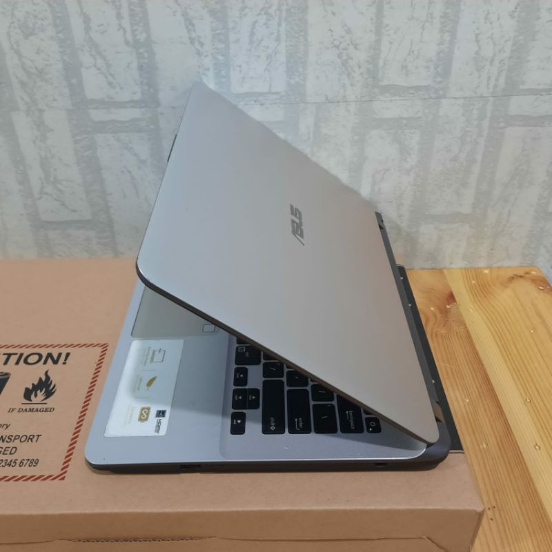 Laptop Gaming Asus Vivobook A407UF Cor i7-8550U Gen 8 ram 8GB SSD 256GB Nvdia Geforce MX130 2GB Mulus windows 10