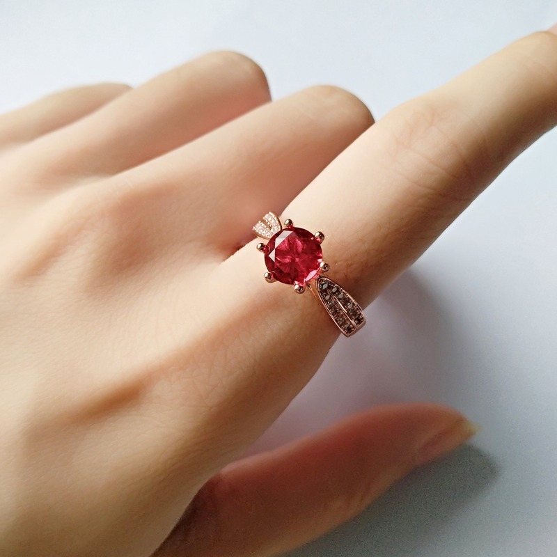 Cincin Rose Gold Dengan Ruby Untuk Wanita