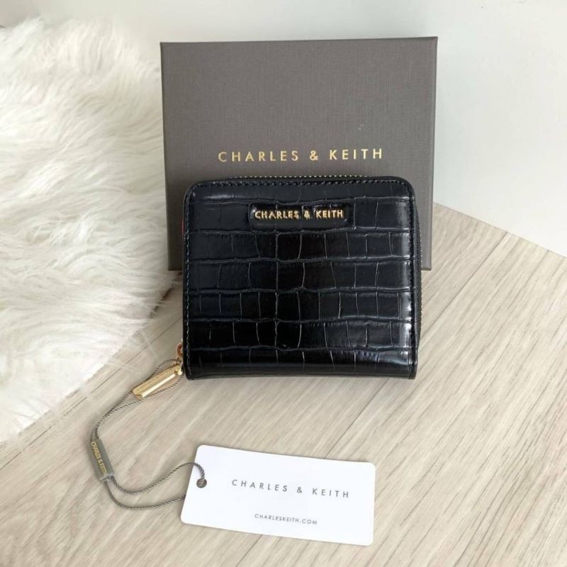 Dompet CNK lipat Charles and Keith