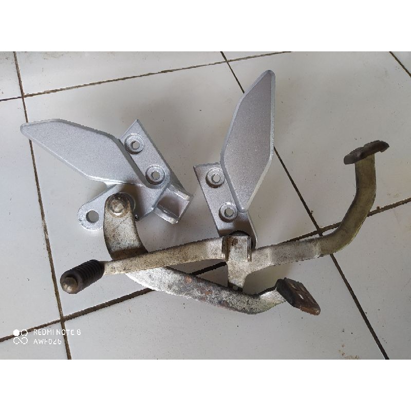 Dudukan FOOTSTEP DEPAN SET persneleng kanan kiri Ori VIXION OLD Lama