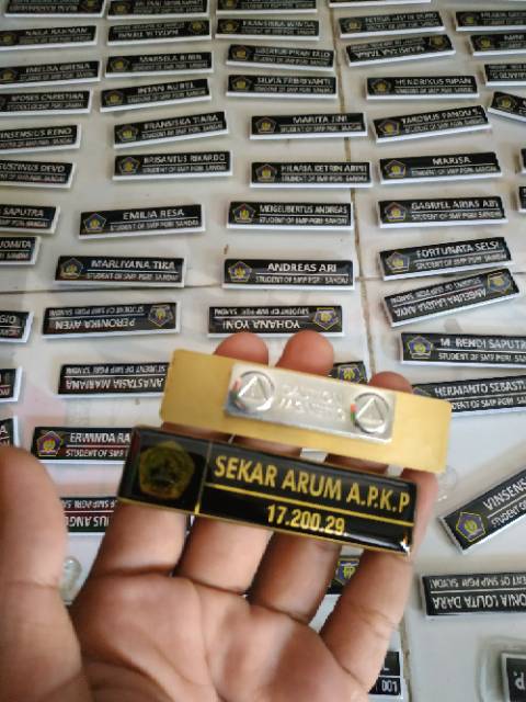 Nama Dada Papan Nama Name Tag Plat Kuningan Magnet dan Peniti Coating Resin Keren