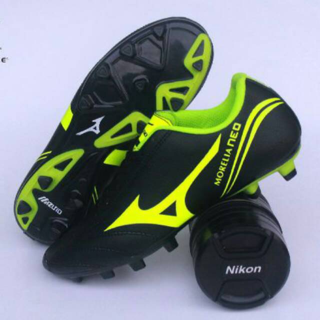 Spatu bola mizunoo