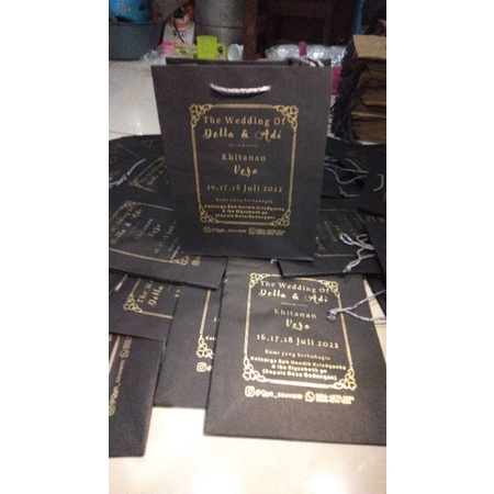 

PAPERBAG HITAM DAN PUTIH ukuran 20x10x25 free sablon min 150 pcs
