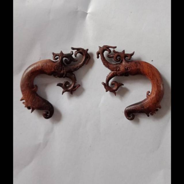 Anting kayu sono motif dayak