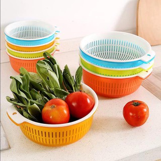 sayur kale segar dalam wadah keranjang