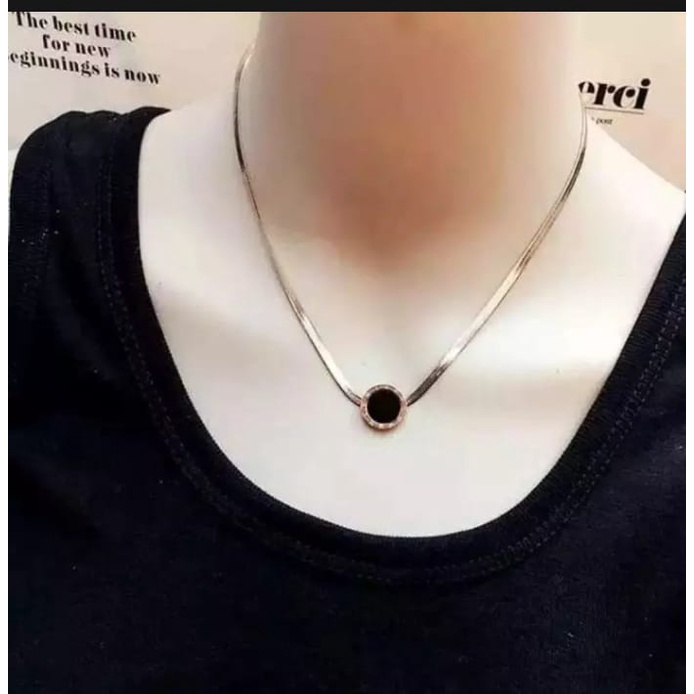 KALUNG WANITA ASLI TITANIUM MODEL GEPENG LIONTIN HITAM / AKSESORIS WANITA ASLI TITANIUM