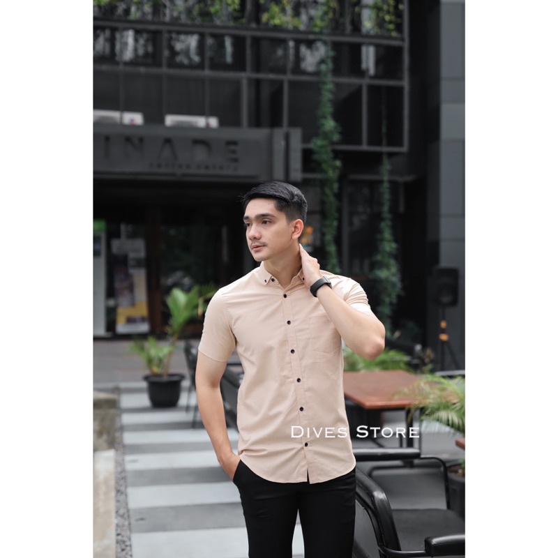 Kemeja pria polos slimfit kasual basic HeM lengan pendek krem