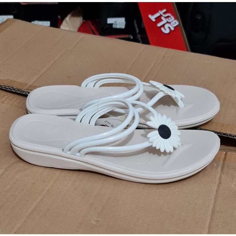 Sandal jepit cantik Sandal jepit bunga anti air empuk dan ringan