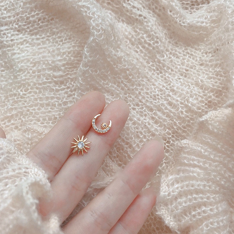 Anting Tusuk Asimetris Model Matahari / Bulan Sabit Warna Silver / Gold Untuk Wanita