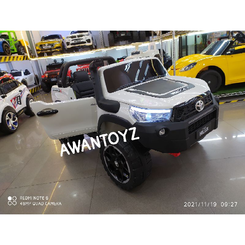 Mobil Aki Anak Toyota Hilux White