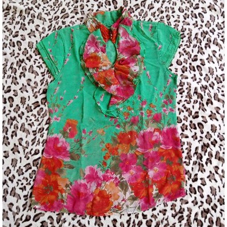 Blouse Ruffle motif bunga