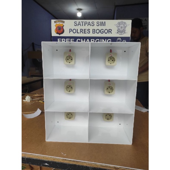 Box Charger 6 Pintu bahan akrilik tanpa pintu