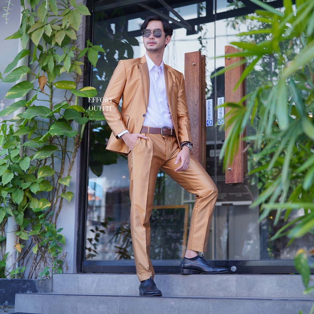 Setelan jas pria gold mengkilap - jas wedding gold dengan list.