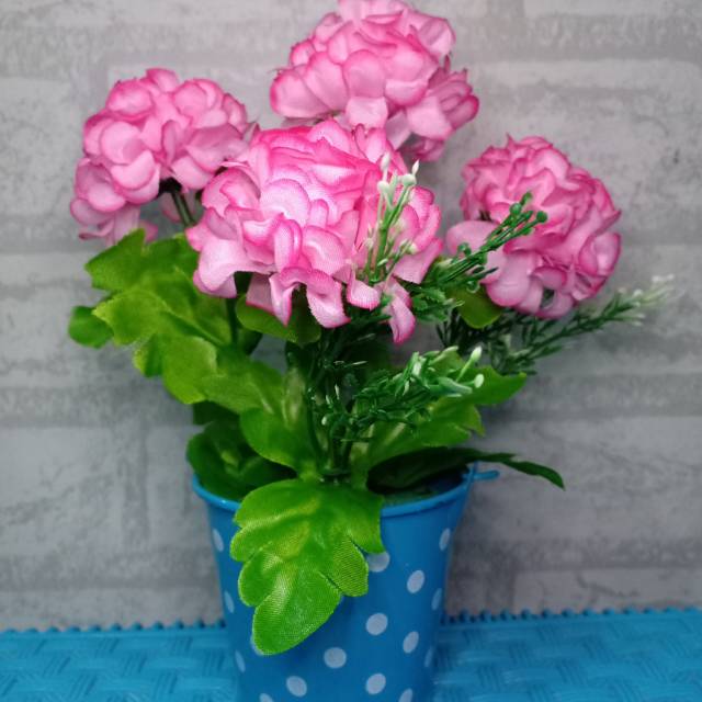 Bunga Vas Ember Kaleng Kecil