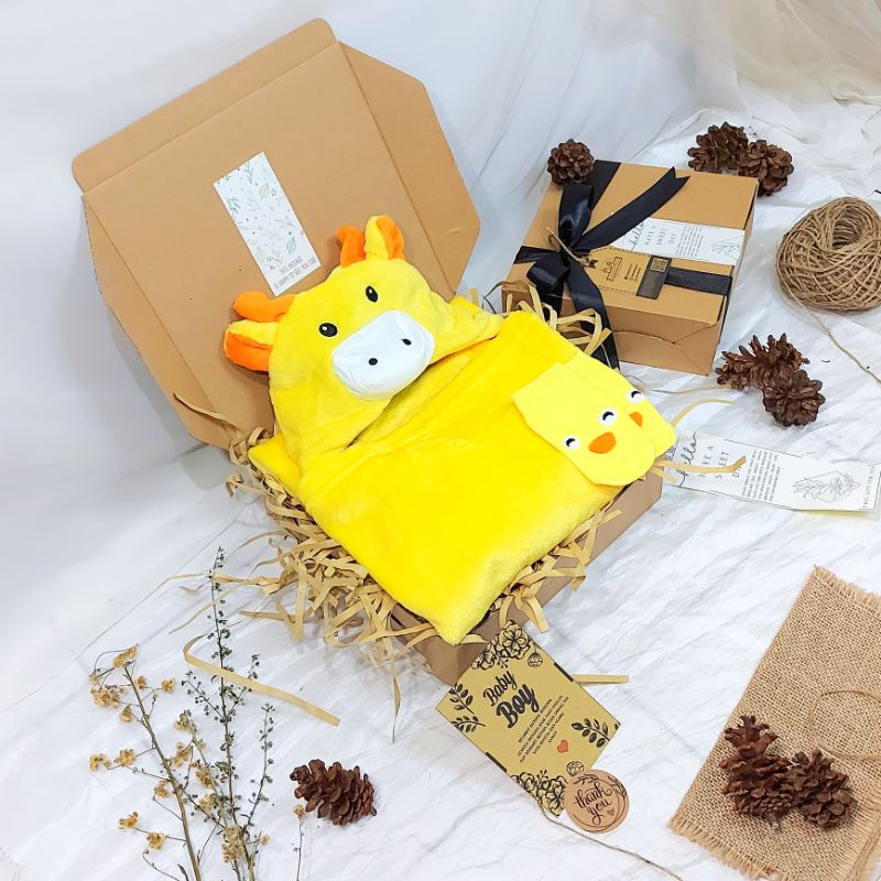 KADO HAMPERS BAYI | HAMPERS SELIMUT BAYI | HAMPERS BABY NEWBORN | SELIMUT DOUBLE FLEECE | SELIMUT TOPI 3D IMPORT | HAT BLANKET 3D | SELIMUT TOPI TEBAL | KADO BAYI SELIMUT-giraffe yellow hat