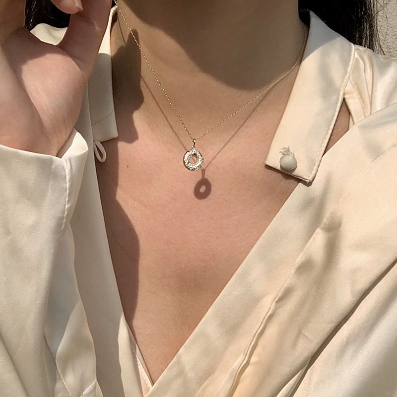 Kalung Rantai Klavikula Liontin Kristal Bulat Warna Emas Gaya Vintage Untuk Wanita