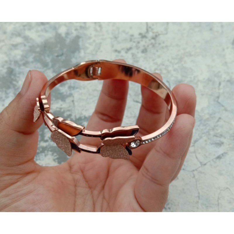 gelang titanium wanita terbaru kupu-kupu kembar