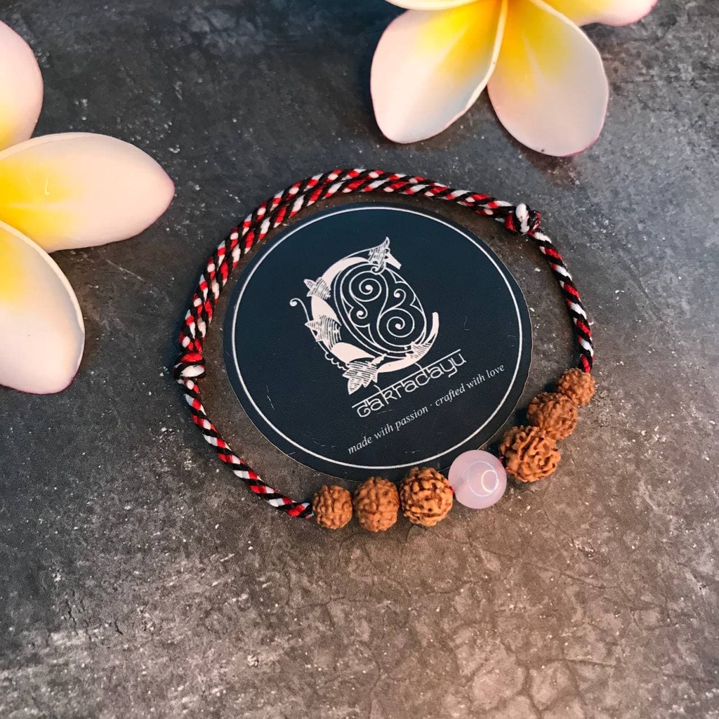 Gelang Tridatu Energi Cinta Kasih - Rose Quartz dan Rudraksha Genitri asli khas Bali Original