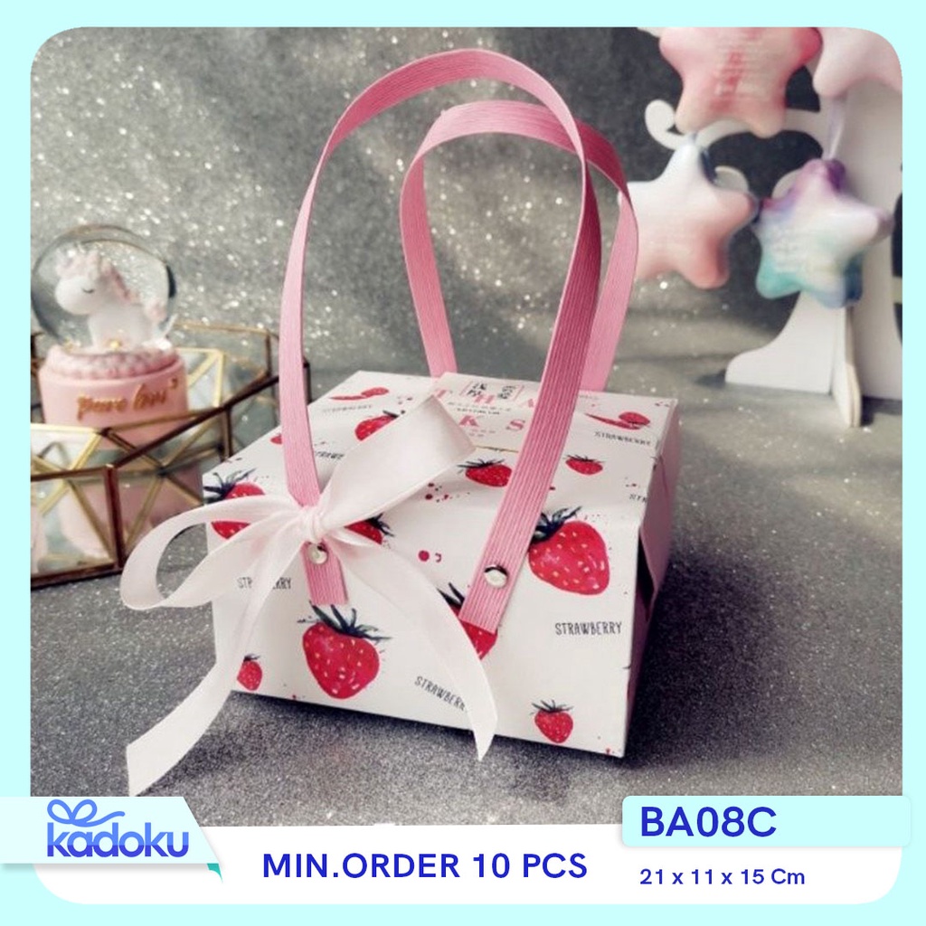 

Paperbag box kotak / Paperbag motif strawberry / Box souvenir / Box hampers I BA08C