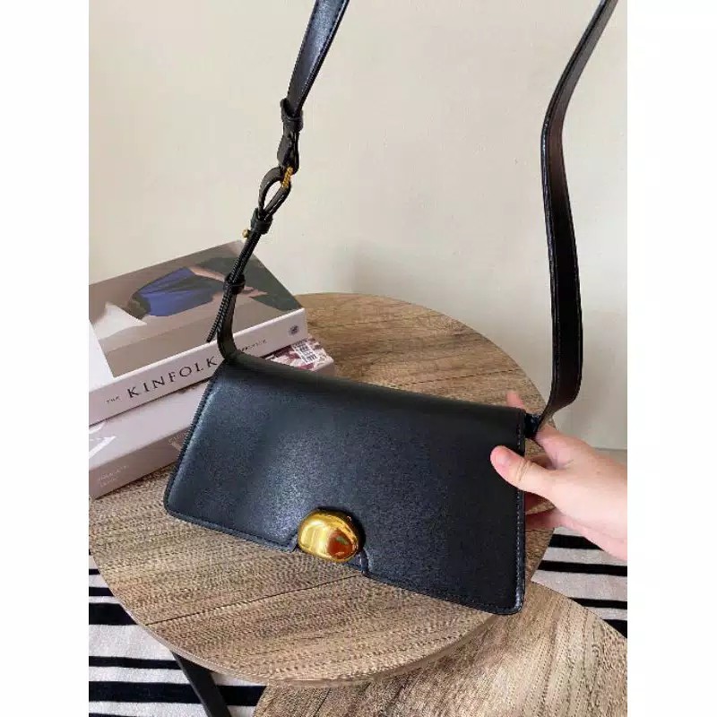 Tas Wanita | CK Metallic Accent Trapeze Shoulder Bag