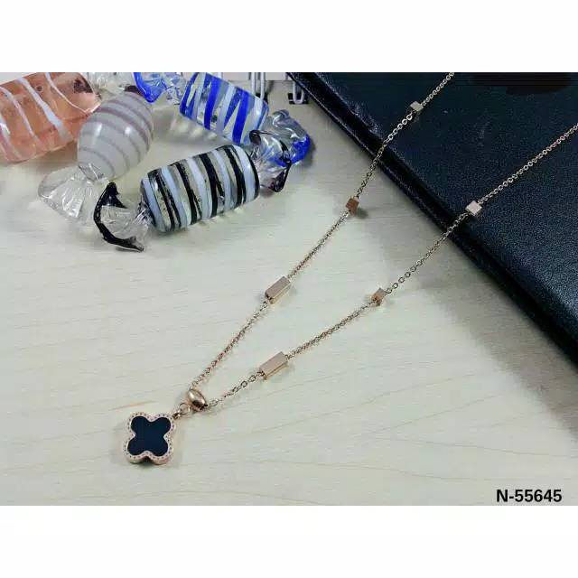 Kalung titanium kalung wanita kalung import aksesoris kalung / kalung anti karat / kalung lv bvlga