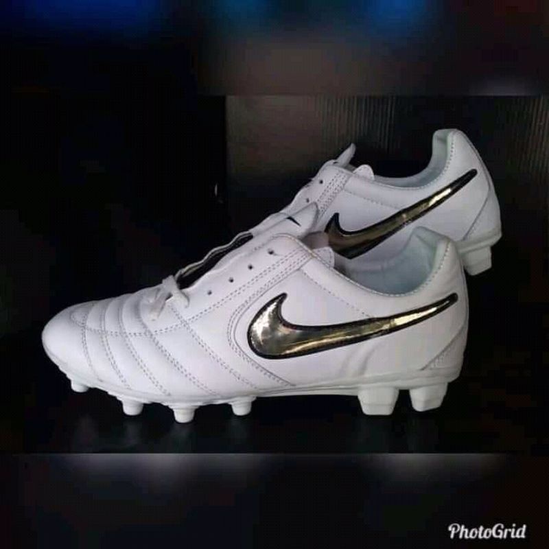 sepatu bola kulit asli
