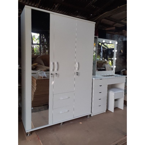LEMARI 3PINTU DAN MEJA RIAS LAMPU