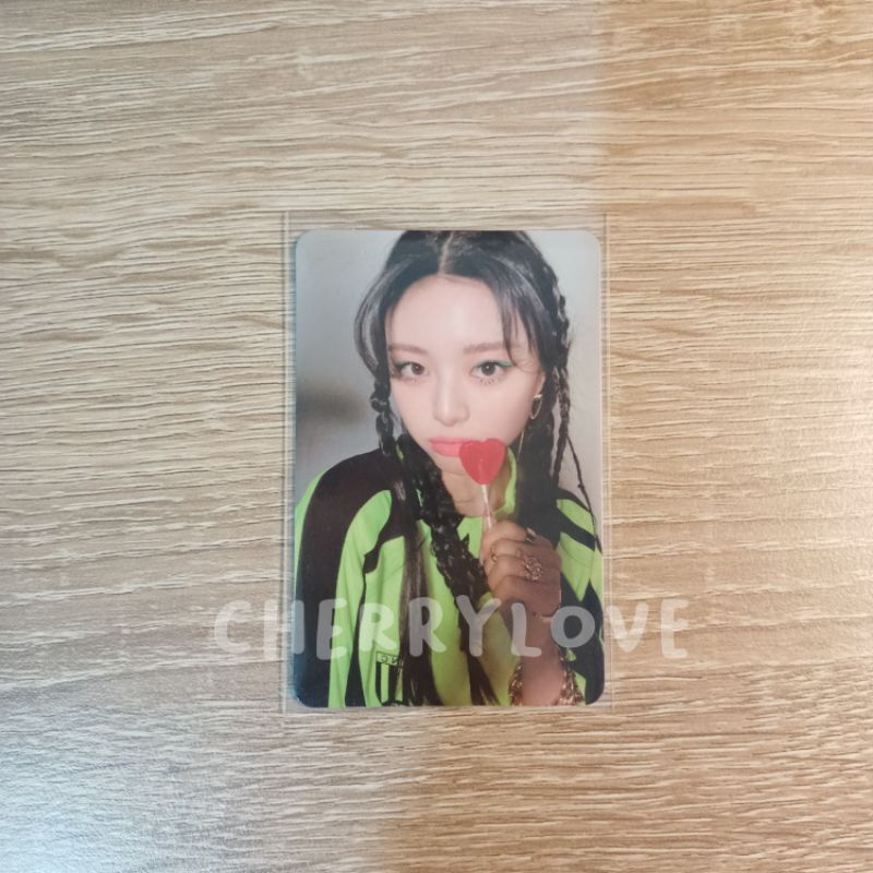 [booked] itzy guess who yuna photocard pc / yuna permen