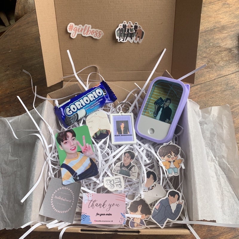 

Promo 7.7 MINI GIFT BOX BTS HAMPERS BIRTHDAY LEBARAN WEDDING GRADUATION HAND SANITIZER BTS KPOP