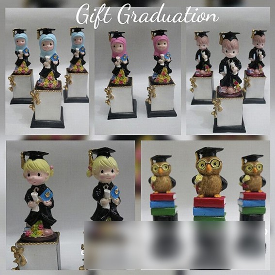 Patung boneka wisuda