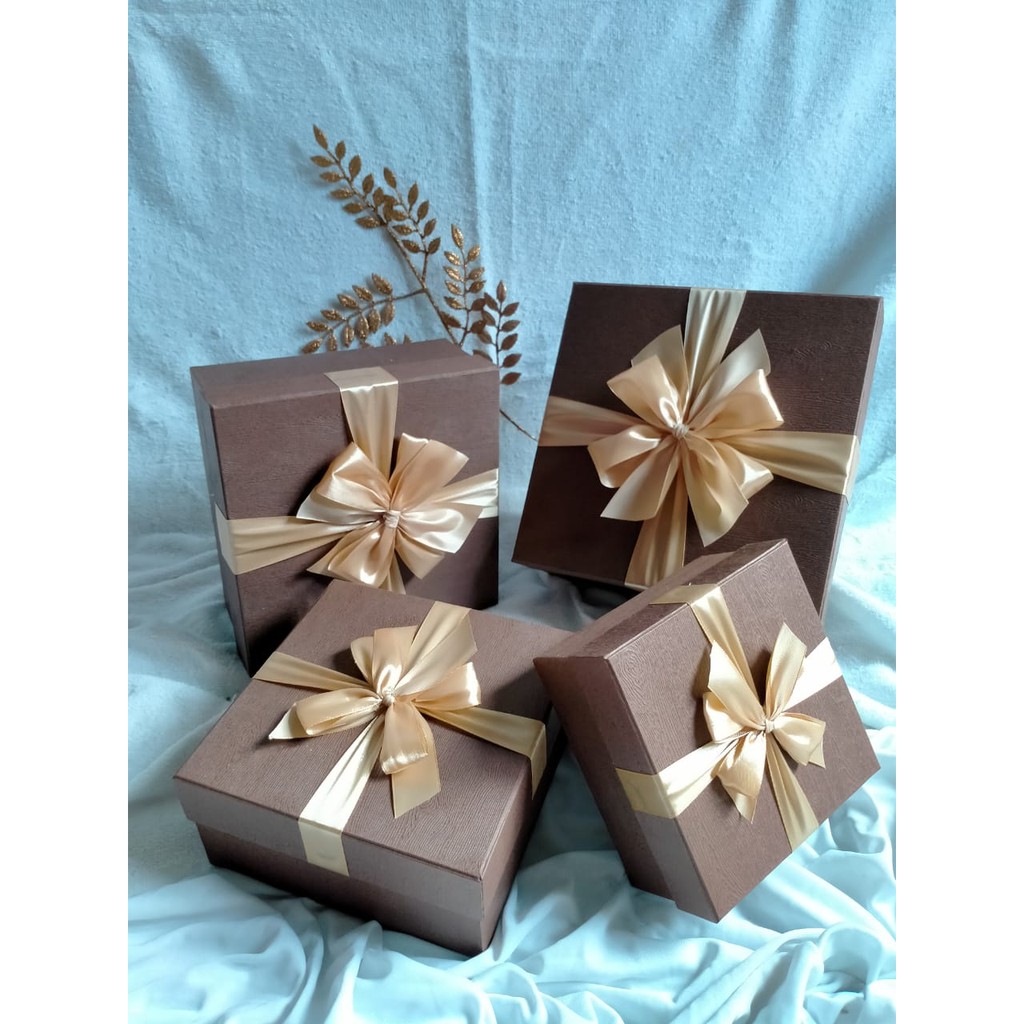 

Kotak kado/gift box/hampers/rayana souvenir persegi empat