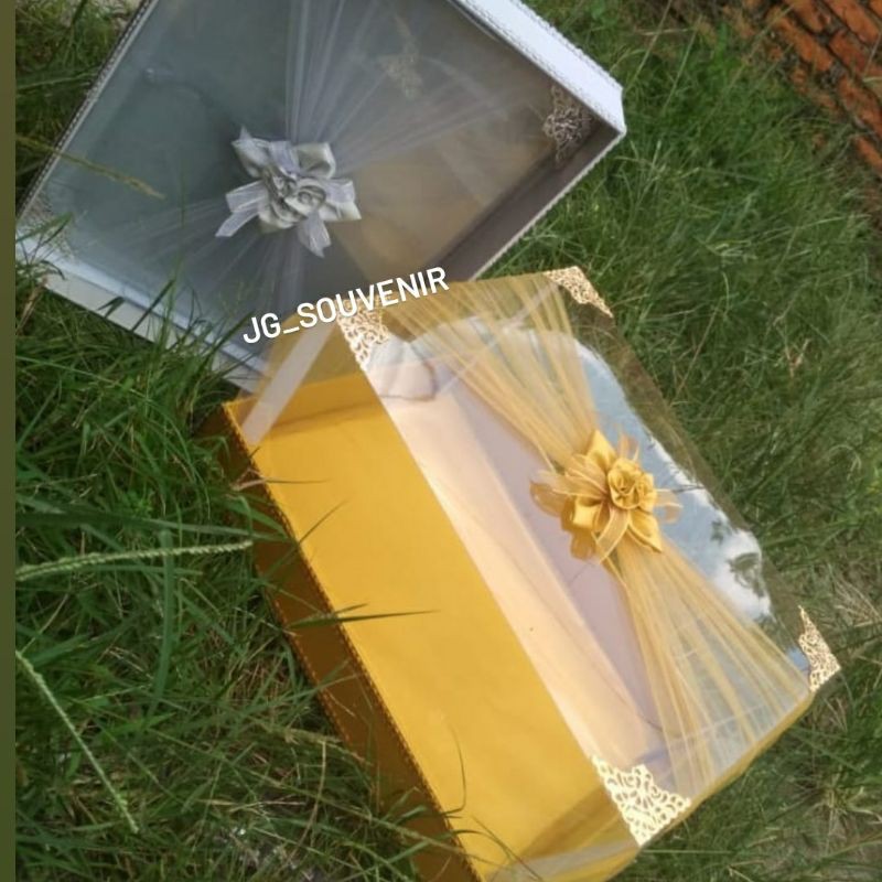 

Kotak Hantaran Seserahan Mika Tinggi Tile Warna Gold Ukuran 40x30x20cm
