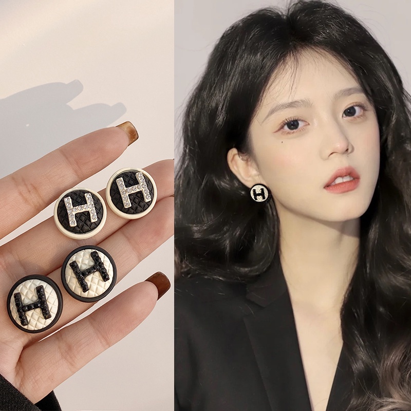 Anting Bulat Huruf H Hitam Dan Putih Vintage Untuk Wanita Aksesoris Korea