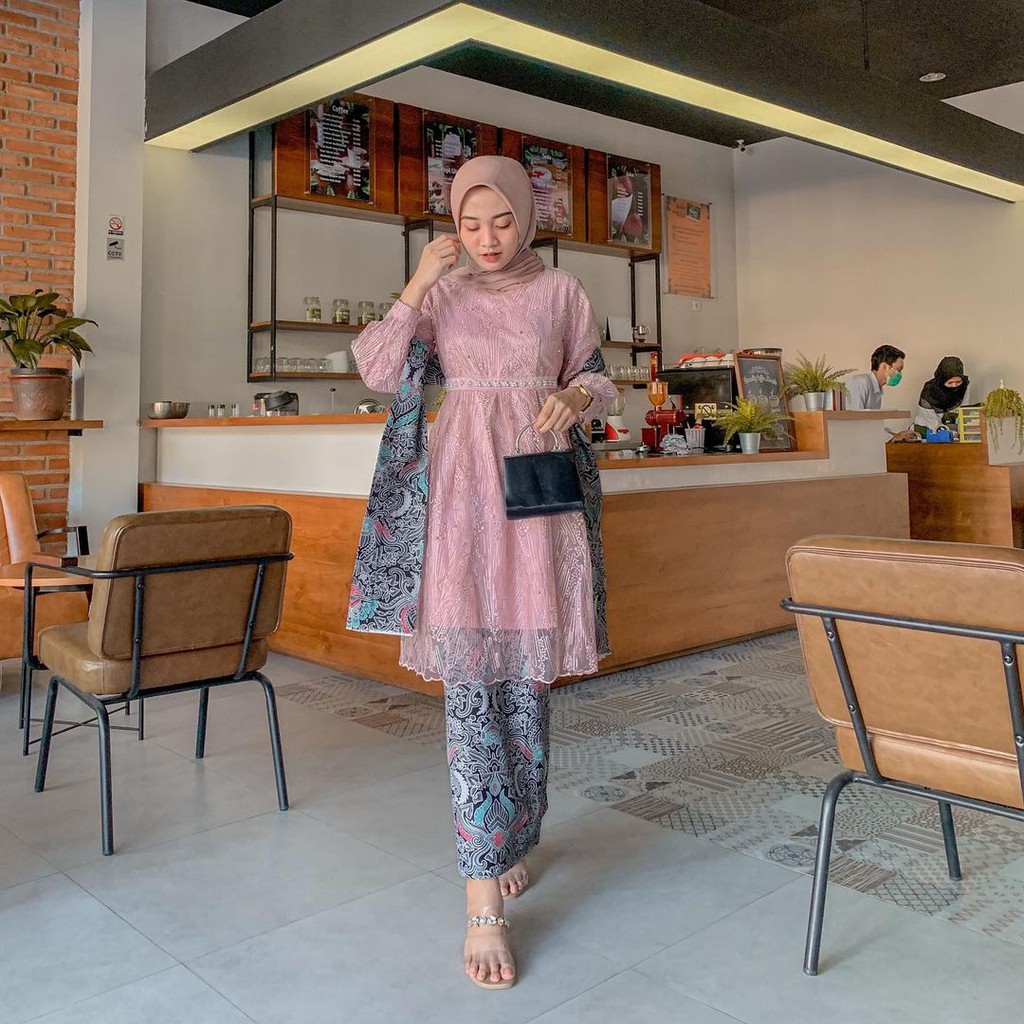SETT COUPLE KEBAYA BATIK DESIANA DUSTY GREY MODERN KEBAYA WISUDA LAMARAN TUNANGAN KEREN TERBARU NIKAHAN | BATIK COUPLE TUNIK BROKAT LENGAN PANJANG-2