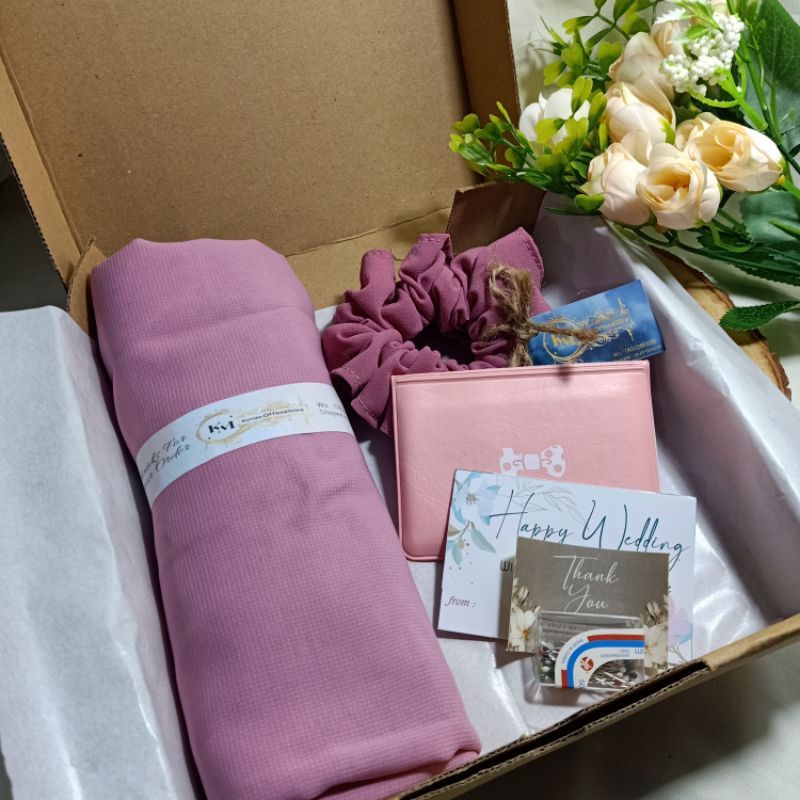 

[HAMPERS HIJAB POLOS SQUARE ] GIFTBOX GRADUATION/ BIRTHDAY /KADO ULANG TAHUN