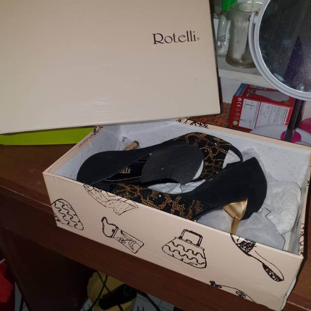 Sepatu Rotelli