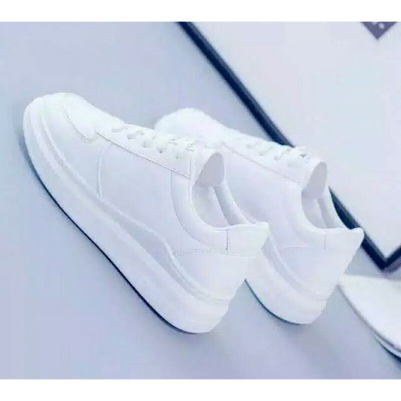 SPATU SNEAKERS WANITA