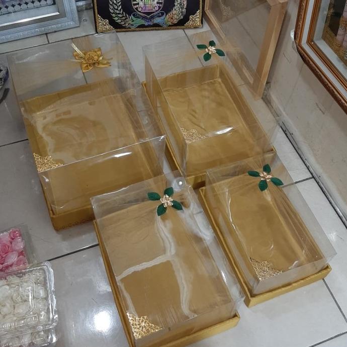 

AKSESORIS PERNIKAHAN KOTAK HANTARAN FULL MIKA TILE / KOTAK SESERAHAN MIKA TILE / NAMPAN PERLENGKAPAN PESTA CRAFT