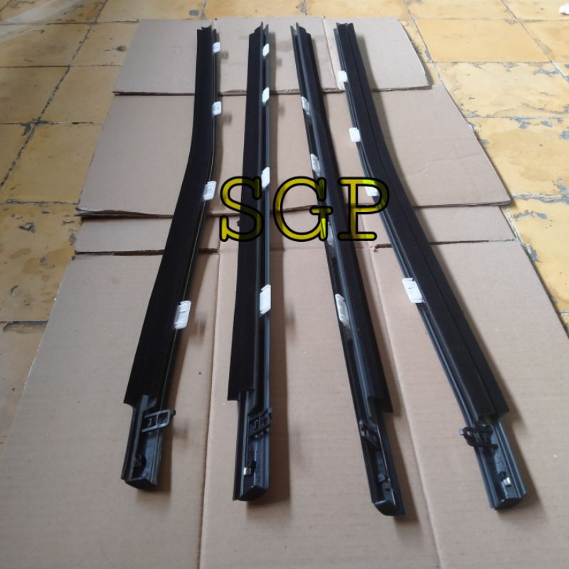 Karet kaca luar Pelipit plipit Mobilio Brv original