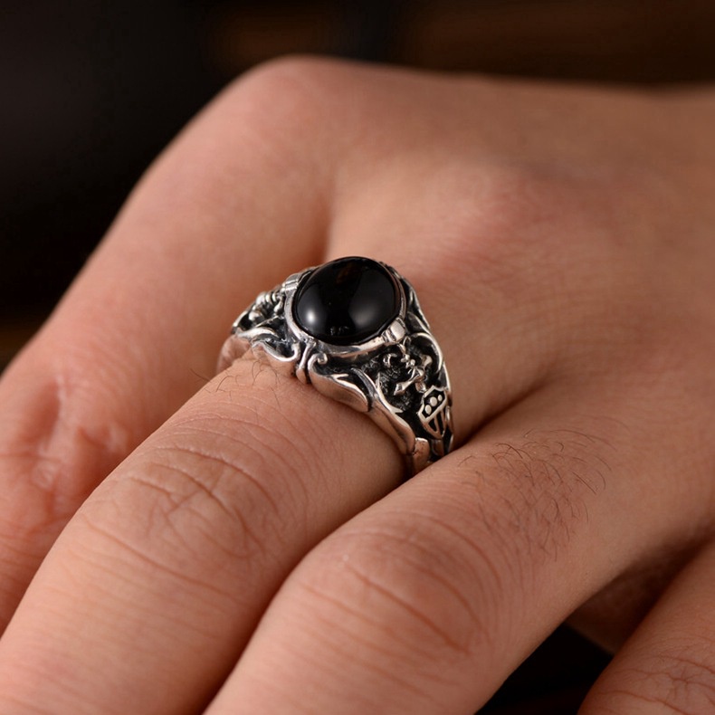 Cincin Vintage Gaya Punk Bahan Titanium Steel Warna Silver Hias Batu Akik Hitam Untuk Pria