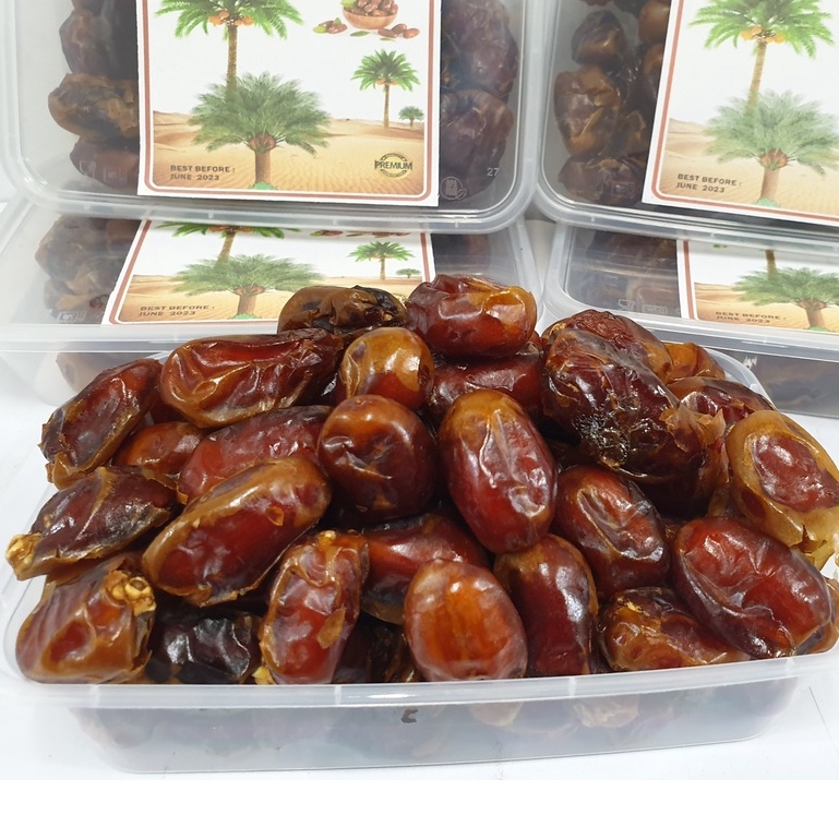 

Kurma khalas al sa'ad 500 gram kemasan box mika.