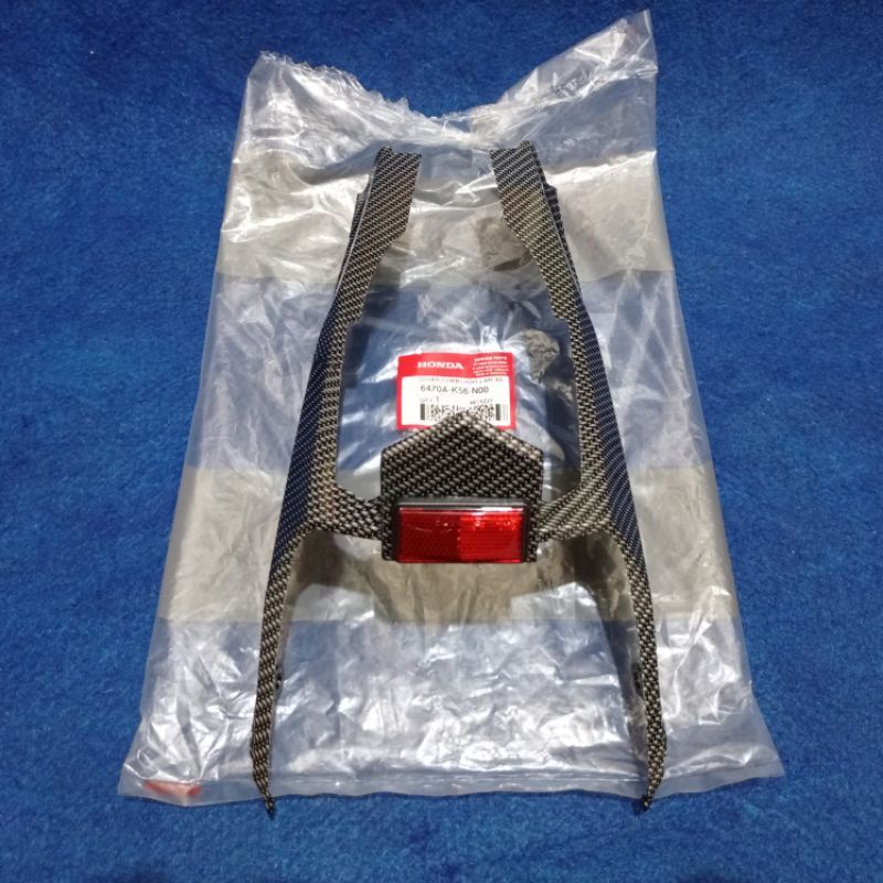 Body sonic karbon Cover tail light lower cover sambungan body bawah lampu belakang Sonic 150 ORI AHM