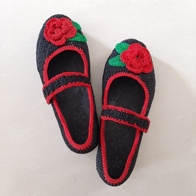 Sepatu Rajut Wanita/Remaja/Anak Motif Bunga Warna Hitam dan Merah Ukuran 37