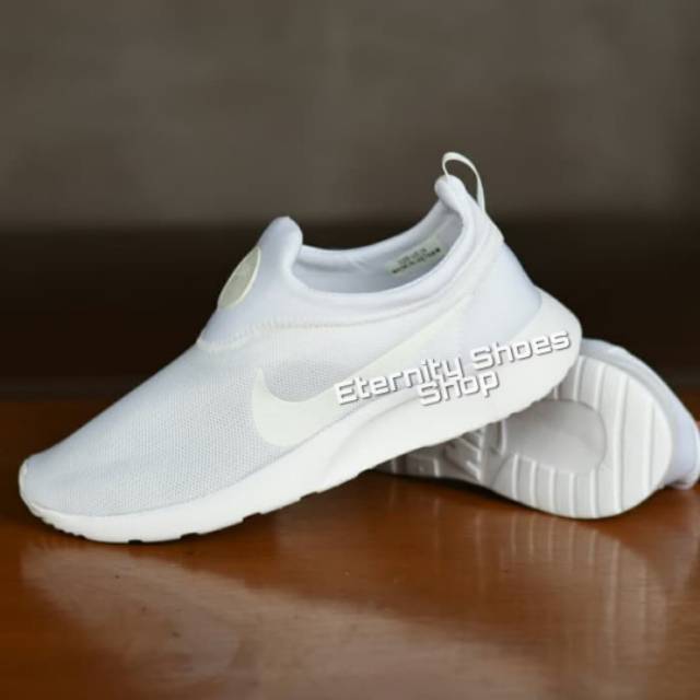 Sepatu Sneaker Tanpa Tali Nike KaishinRun Casual (Putih)